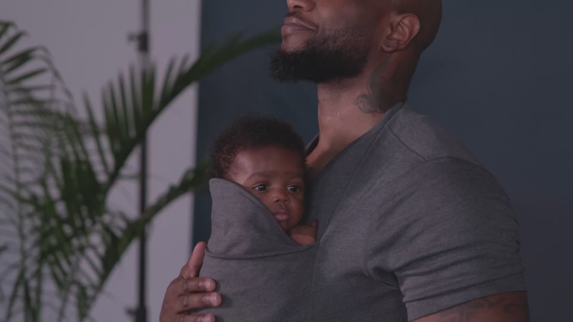 Beelaunch - Baby carrier shirt for dad - Kangaroo dad shirt for baby - Video 01